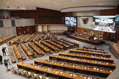 Suasana rapat paripurna ke-14 masa persidangan III tahun 2021-2022 di Kompleks Parlemen, Senayan, Jakarta, 8 Februari 2022.  TEMPO/M Taufan Rengganis