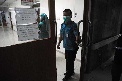 Petugas menutup pintu Ruang Rawat Inap Batu Tulis di RSUD Kota Bogor, Jawa Barat, 7 Februari 2022. ANTARA/Arif Firmansyah