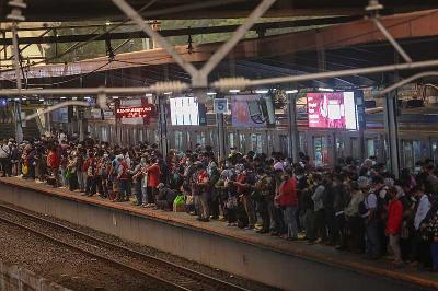 Penumpang menunggu kedatangan kereta commuterline rute Tanah Abang - Rangkasbitung di peron Stasiun Tanah Abang, Jakarta, 5 Januari 2022. Tempo/Hilman Fathurrahman W