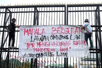 Aksi menolak RUU Omnibus Law di depan gedung DPR RI, Jakarta, 15 Juli 2020. Tempo/Hilman Fathurrahman W
