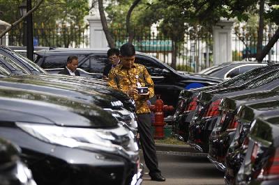 Petugas mengecek mobil yang akan digunakan untuk transpotasi tamu negara di halaman komplek Istana Kepresidenan, Jakarta, 2019. TEMPO/Subekti