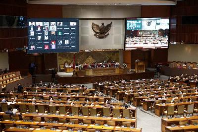 Rapat paripurna mengesahkan omnibus law Rancangan Undang-Undang (RUU) Cipta Kerja menjadi Undang-Undang (UU) di Kompleks Parlemen Senayan, Jakarta, 5 Oktober 2020. TEMPO/M Taufan Rengganis