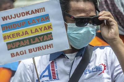 Aksi unjuk rasa menolak Omnibus Law Cipta Kerja di depan gedung DPR, Jakarta, 7 Februari 2022. ANTARA/Muhammad Adimaja