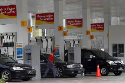Sejumlah kendaraan bermotor mengantri dalam melakukan pengisian bahan bakar di SPBU Shell Fatmawati, Jakarta. Dokumentasi Tempo