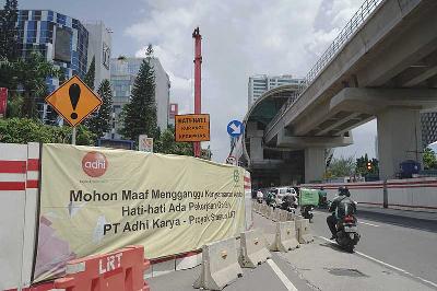 Pembangunan proyek Light Rail Transit di Jakarta, 2 November 2021. TEMPO/Muhammad Hidayat