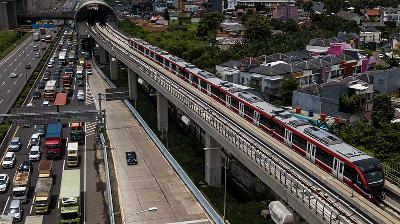 Kereta Light Rail Transit terparkir di kawasan Jatibening, Bekasi, Jawa Barat, 7 Februari 2022. Tempo/Tony Hartawan