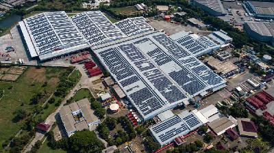 Panel surya di pabrik sebuah pabrik di Cibitung, Bekasi, Jawa Barat, 2020. Tempo/Tony Hartawan