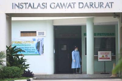 Tenaga medis melintas di depan gedung Instalasi Gawat Darurat (IGD) Rumah Sakit Penyakit Infeksi Prof. Dr. Sulianti Saroso, Jakarta, 10 Februari 2022. Tempo/Hilman Fathurrahman W