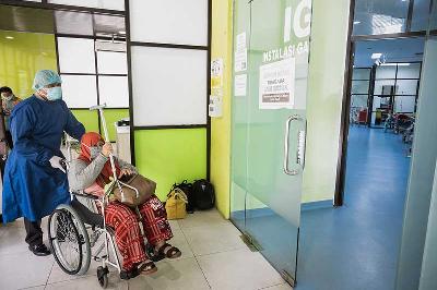 Pasien menunggu hasil screening setelah adanya indikasi gejala Covid-19 di ruangan IGD Screening COVID-19 RSUD Depok, Jawa Barat, 4 Februari 2022. TEMPO/M Taufan Rengganis