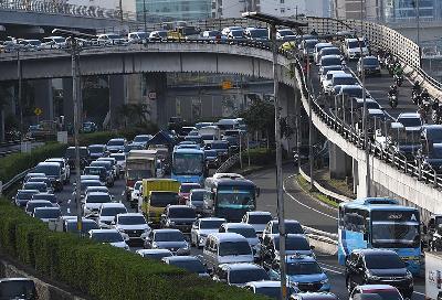 Kendaraan terjebak kemacetan di Jalan Gatot Subroto dan Tol Dalam Kota, Jakarta, 24 Januari 2022. ANTARA/Akbar Nugroho Gumay