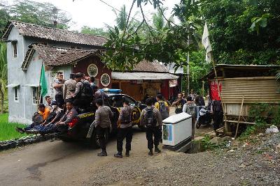 Polisi berjaga di Desa Wadas, Kecamatan Bener, Purworejo, Jawa Tengah, 10 Februari 2022. TEMPO/Shinta Maharani
