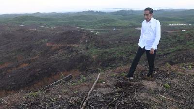 Presiden Joko Widodo meninjau lokasi rencana ibu kota baru di Sepaku, Penajam Paser Utara, Kalimantan Timur, 17 Desember 2019. ANTARA/Akbar Nugroho Gumay