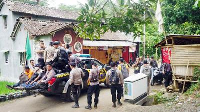 Polisi berkumpul sebelum pengukuran lahan untuk penambangan batuan andesit di Desa Wadas, Purworejo, Jawa Tengah, 10 Februari 2022/TEMPO/Shinta Maharani