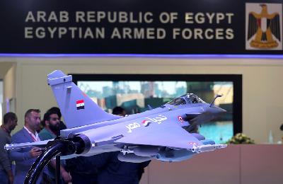 Display pesawat Rafale pada Egypt Defence Expo (EDEX), di Kairo, Mesir, 30 November 2021. REUTERS/Mohamed Abd El Ghany