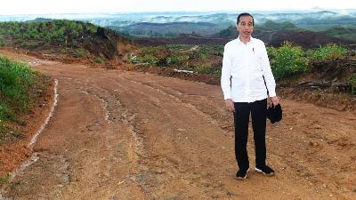 President Joko Widodo inspects the location of the new state capital in Sepaku, North Penajam Paser Regency, East Kalimantan, December 17, 2019.
BPMI Setpres/Muchlis Jr
