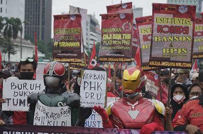 Buruh berunjuk rasa di Bundaran Patung Kuda, Jakarta, 28 Oktober 2021. TEMPO/Muhammad Hidayat