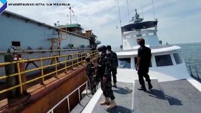 Penangkapan kapal  yang menambang pasir ilegal di perairan Pulau Rupat-Kepulauan Riau, 13 Februari 2022.
