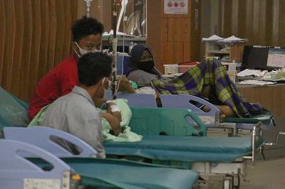 Pasien menjalani perawatan di Ruang Instalasi Gawat Darurat (IGD) di RSUD Chasbullah Abdulmajid, Kota Bekasi, Jawa Barat, 4 Februari 2022. Tempo/Hilman Fathurrahman W
