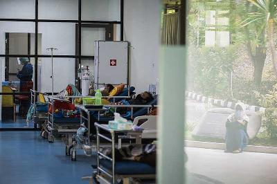 Pasien menunggu hasil screening setelah mengalami gejala Covid-19 di ruangan IGD RSUD Depok, Jawa Barat, 4 Februari 2022. TEMPO/M Taufan Rengganis