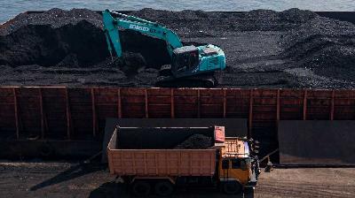 Aktivitas bongkar muat batu bara di dermaga KCN Marunda, Jakarta, R5 Januari 2022. Tempo/Tony Hartawan
