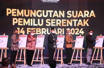 Pencoblosan surat suara sebagai tanda diluncurkan Hari Pemungutan Suara Pemilu Serentak Tahun 2024 di Gedung KPU, Jakarta, 14 Februari 2022.  ANTARA/Reno Esnir