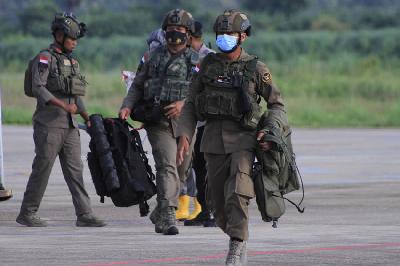 Sejumlah personel Brimob Polda NTT turun dari pesawat ketika tiba setelah  bertugas untuk pengamanan antisipasi kontijensi dan penanggulangan Kelompok Kriminal Bersenjata (KKB) di Timika, Papua di bandara El Tari Kupang, Nusa Tenggara Timur, 25 Januari 2022. ANTARA/Kornelis Kaha