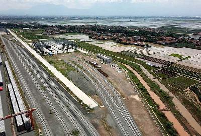 Pembangunan jalur rel dan konstruksi stasiun depo kereta cepat Jakarta Bandung di Cileunyi Wetan, Kabupaten Bandung, Jawa Barat, 23 Desember 2021. TEMPO/Prima Mulia