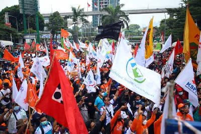 Sejumlah buruh melakukan aksi unjuk rasa di depan Kementerian Ketenagakerjaan, Jakarta, 16 Februari 2022. TEMPO/Muhammad Hidayat
