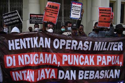 Aksi unjuk rasa meminta Indonesia menarik militernya dari Papua di Bandung, Jawa Barat, 21 Mei 2021. TEMPO/Prima Mulia