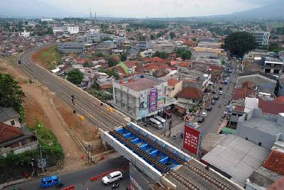 Proyek pembangunan jalur ganda rel kereta api Bogor-Sukabumi di Kelurahan Empang, Kota Bogor, Jawa Barat, 12 Februari 2022. ANTARA/Arif Firmansyah