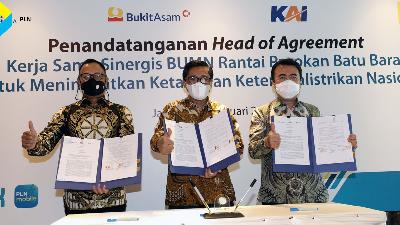 Penandatanganan Head of Agreement antara PT PLN (Persero), PT Bukit Asam Tbk (PTBA), dan PT Kereta Api Indonesia (KAI), 16 Februari 2022.
