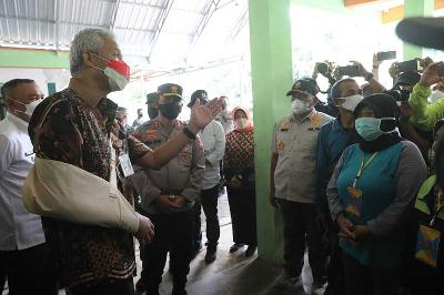 Gubernur Jawa Tengah Ganjar Pranowo (kiri) saat menemui warga di Desa Wadas, Kecamatan Bener, Purworejo, 9 Februari 2022. jatengprov.go.id