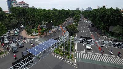 Solar cell digunakan untuk lampu lalu lintas di Jalan Raya Darmo, Kota Surabaya, Jawa Timur. Dok. Pemkot Surabaya