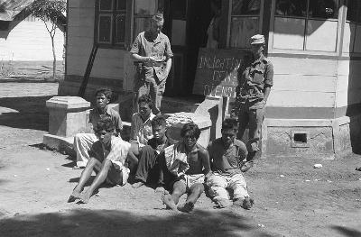 Kelompok pejuang Indonesia akan diinterogasi oleh Badan Intelijen dan Keamanan Belanda di Sidikalang, Sumatera Utara, awal 1949. National Archives via REUTERS