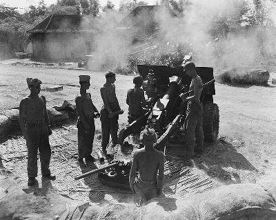 Artileri dari Brigade Marinir menembakkan peluru berdaya ledak tinggi di Tanjungsari, Jawa Timur, awal 1947. The Netherlands Institute for Military History (NIMH) via REUTERS
