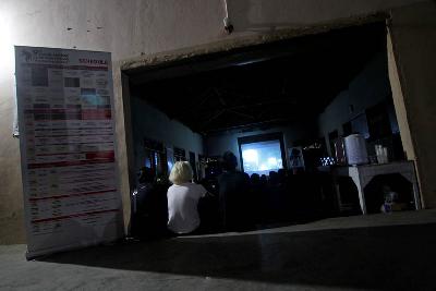 Warga menonton pemutaran film dalam rangkaian acara 9th Jogja-NETPAC Asia Film Festival (JAFF) di Bantul, Yogyakarta, 3 Desember 2014. ANTARA/Noveradika