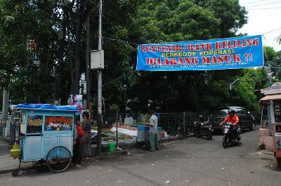 Spanduk larangan bagi rentenir atau bank keliling di pintu masuk permukiman pada Babakan Ciamis, Bandung, 2015. TEMPO/Prima Mulia