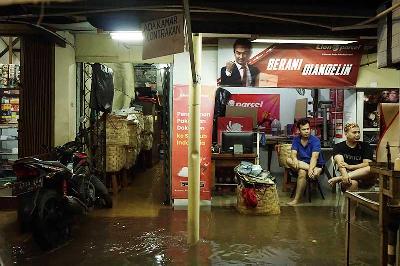 Banjir merendam kawasan Pela Mampang, Mampang Prapatan, Jakarta, 12 November 2021. Tempo/Magang/Dwi Nur A. Y