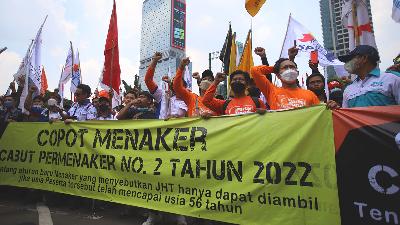 Workers’ protest at the manpower ministry, Jakarta, February 16. The workers demand the immediate revocation of Manpower Minister Regulation No. 2/2022, which regulates that pensions can only be disbursed to those of 56 years old.
TEMPO/Muhammad Hidayat
