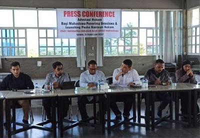 Sejumlah advokat di Aceh membuat posko bantuan hukum untuk mahasiswa penerima beasiswa Pemerintah Aceh yang terancam menjadi tersangka korupsi. detikcom/Agus S