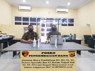 Posko Pengembalian Dana Bantuan Biaya Pendidikan D3, D4, S1, S2, Dokter Spesialis dan S3 Dalam Negeri, dan S1,S2, S3 Luar Negeri Masyarakat Aceh Tahun 2017 bertempat di Kantor BPSDM Aceh, 18 Februari 2022. Dokumentasi Polresta Banda Aceh.