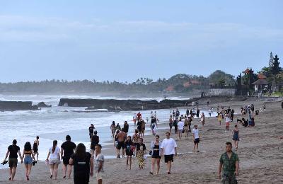 Wisatawan mengunjungi kawasan wisata Pantai Batu Bolong di Canggu, Badung, Bali, 7 Februari 2022.  ANTARA/Fikri Yusuf