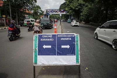 Uji coba satu arah di Jalan Daan Mogot, Kota Tangerang, Banten, 20 Februari 2022. ANTARA/Fauzan