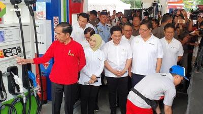 Presiden Joko Widodo bersama sejumlah menteri d an pejabat tinggi pemerintahan mengunjungi salah satu pom bensin Pertamina yang menyediakan biodiesel.