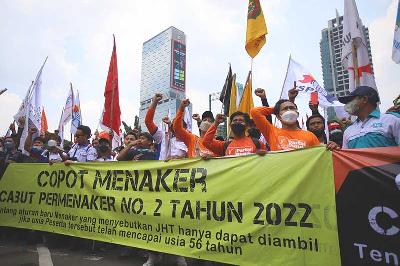 Aksi unjuk rasa buruh menuntut pencabutan Permenaker No 2 Tahun 2022 tentang Tata Cara dan Persyaratan Pembayaran Manfaat Jaminan Hari Tua di depan Kementerian Ketenagakerjaan, Jakarta, 16 Februari 2022. TEMPO/Muhammad Hidayat