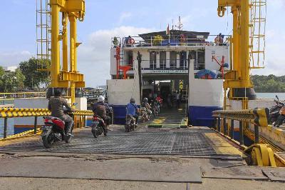 Sejumlah penumpang bersepeda motor antre masuk ke kapal KMP Barau di Pelabuhan ASDP Telaga Punggur, Batam, Kepulauan Riau, 21 Januari 2022.  ANTARA/Teguh Prihatna