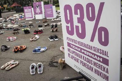 Ratusan sepatu diletakkan saat aksi diam 500 langkah awal sahkan RUU PKS di depan Gedung DPR RI, Jakarta, 25 November 2020. TEMPO/M Taufan Rengganis