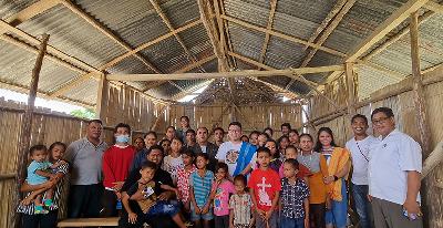 Pendiri Yayasan Vinea Dei, Albertus Gregory Tan (tengah), mengunjungi gereja yang akan direnovasi di Ngaba Gela, Sumba Barat Daya, Nusa Tenggara Timur, 3 November 2021. Dok. Pribadi