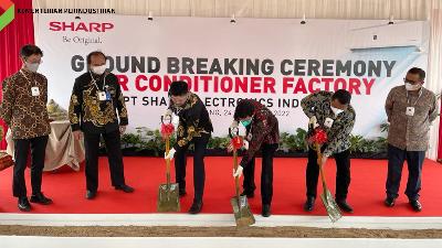 Peletakan batu pertama pabrik AC PT Sharp Electronics Indonesia, di Karawang, Jawa Barat, Kamis, 24 Februari 2022.