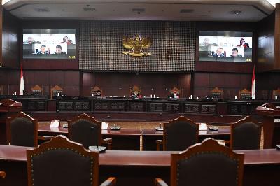 Hakim Mahkamah Konstitusi (MK) Aswanto (tengah), Manahan MP Sitompul (kiri) dan Enny Nurbaningsih memimpin sidang uji materi Pasal 222 UU Pemilihan Umum di Gedung Mahkamah Konstitusi, Jakarta, 17 Januari 2022. ANTARA/Hafidz Mubarak A